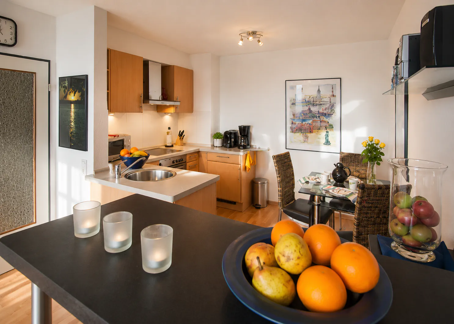 Wohnzimmer Ferienwohnung 105 – Küchenzeile