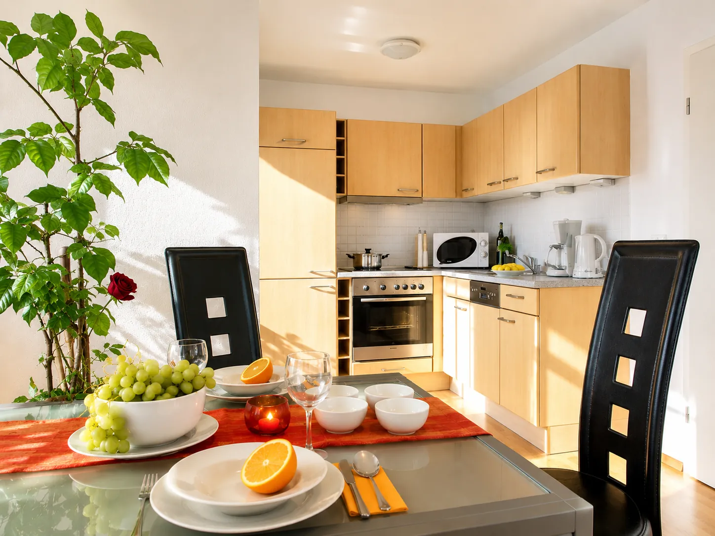 Wohnzimmer Ferienwohnung 106 – Küchenbereich am Tag