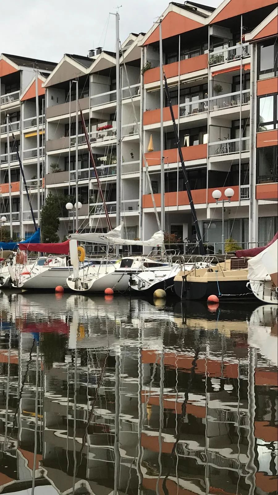 Segelboote im Hafen direkt vor der Wohnanlage