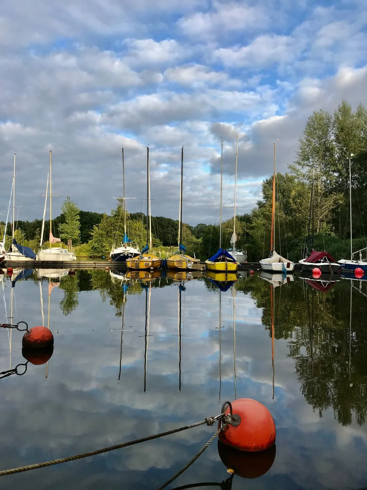 Hafen an der Wohnanlage mit Segelbooten unter bewölktem Himmel
