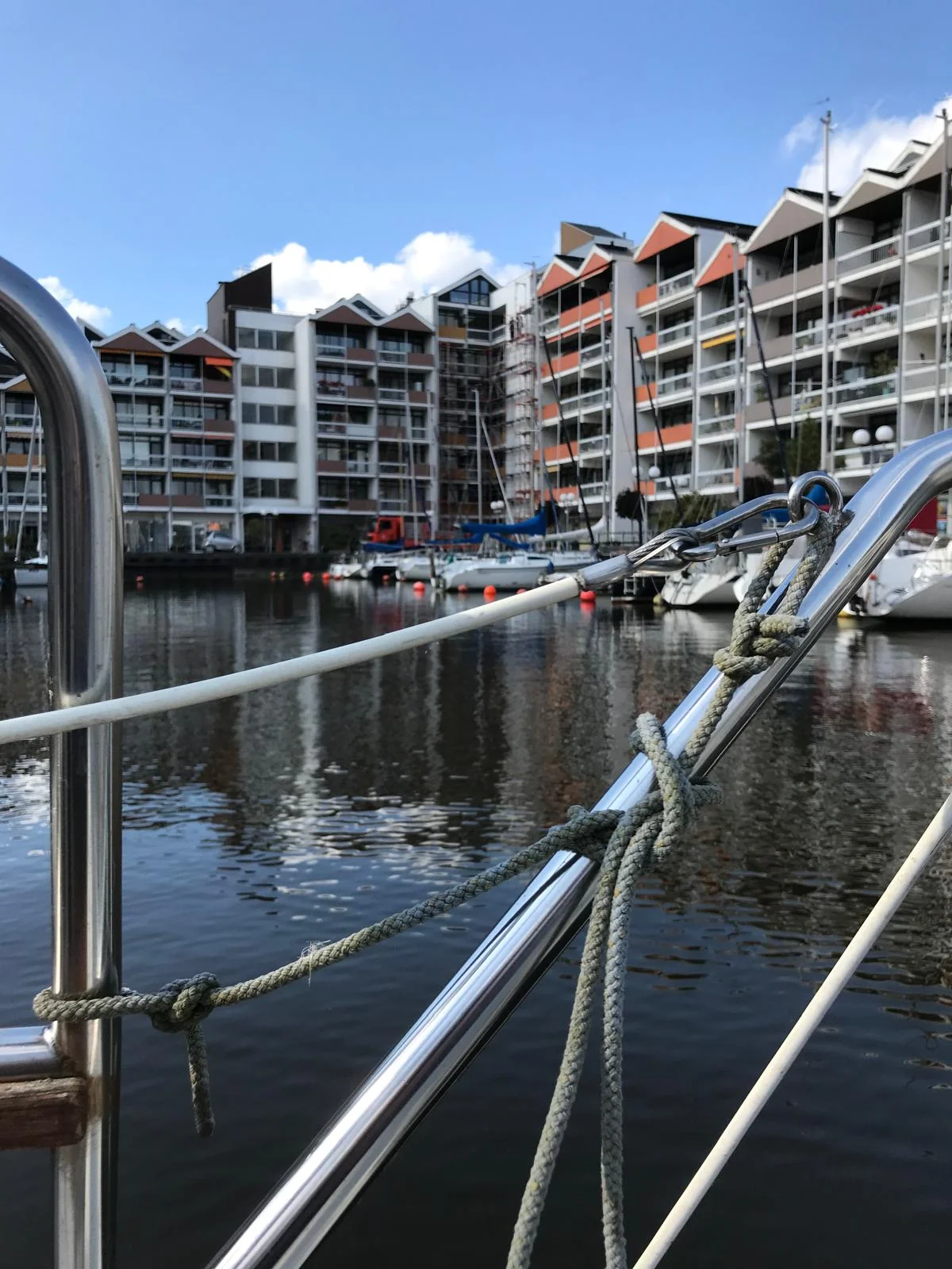 Blick aus dem Hafen auf die Wohnanlage