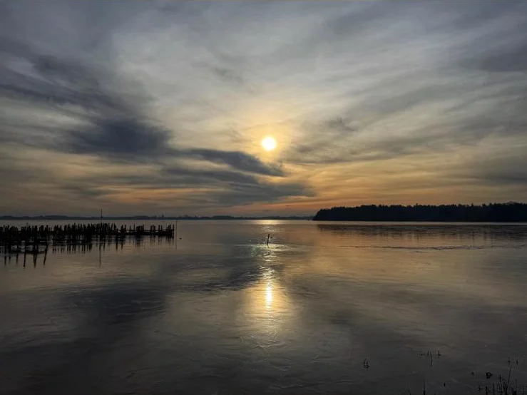 Ruhige Abendstimmung über dem teilweise zugefrorenen See