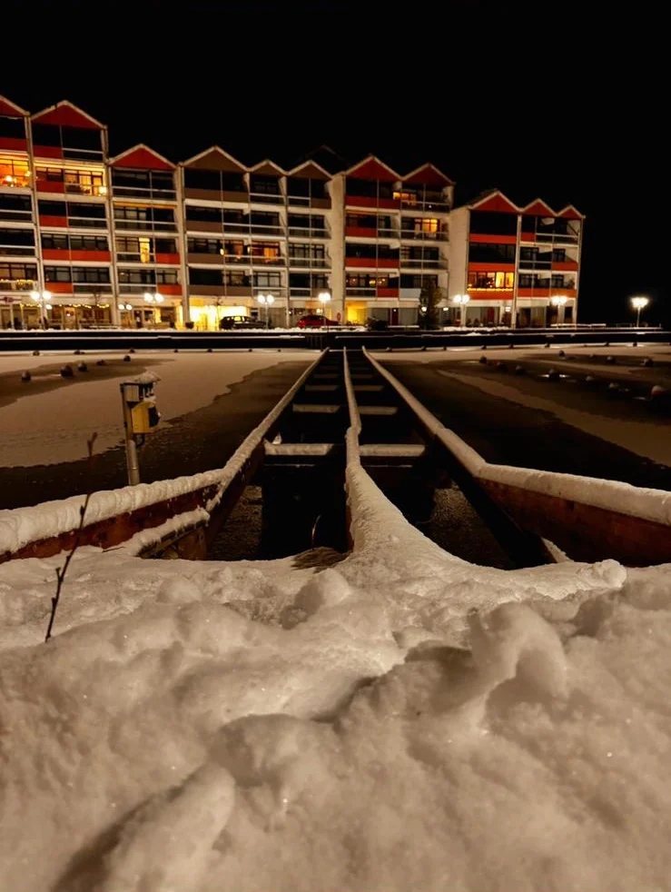 Der teilweise abgebaute Hafen im Winter (ohne Holzstege) unter nächtlichem Himmel