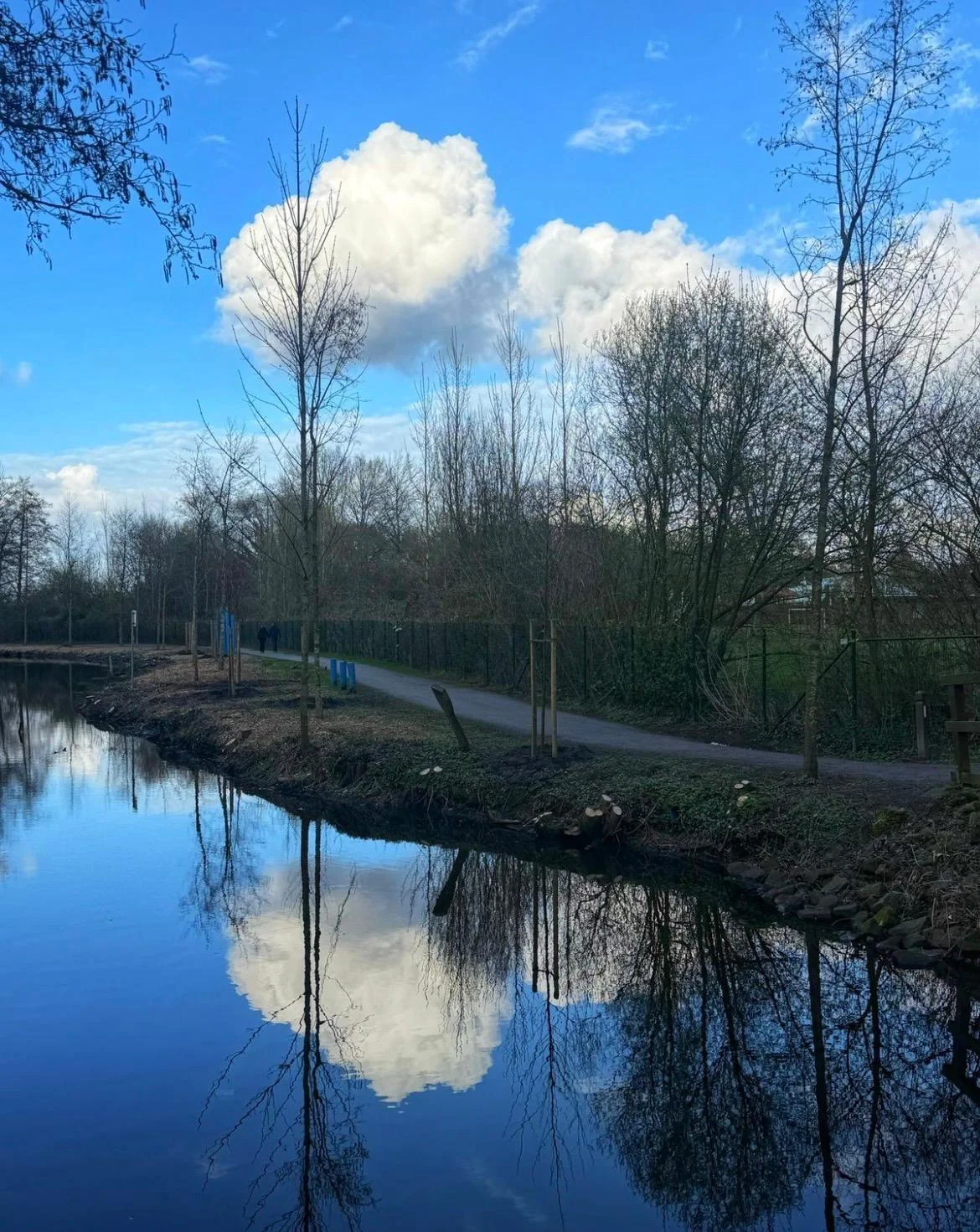 Spiegelung der Wolken im ruhigen Wasserweg