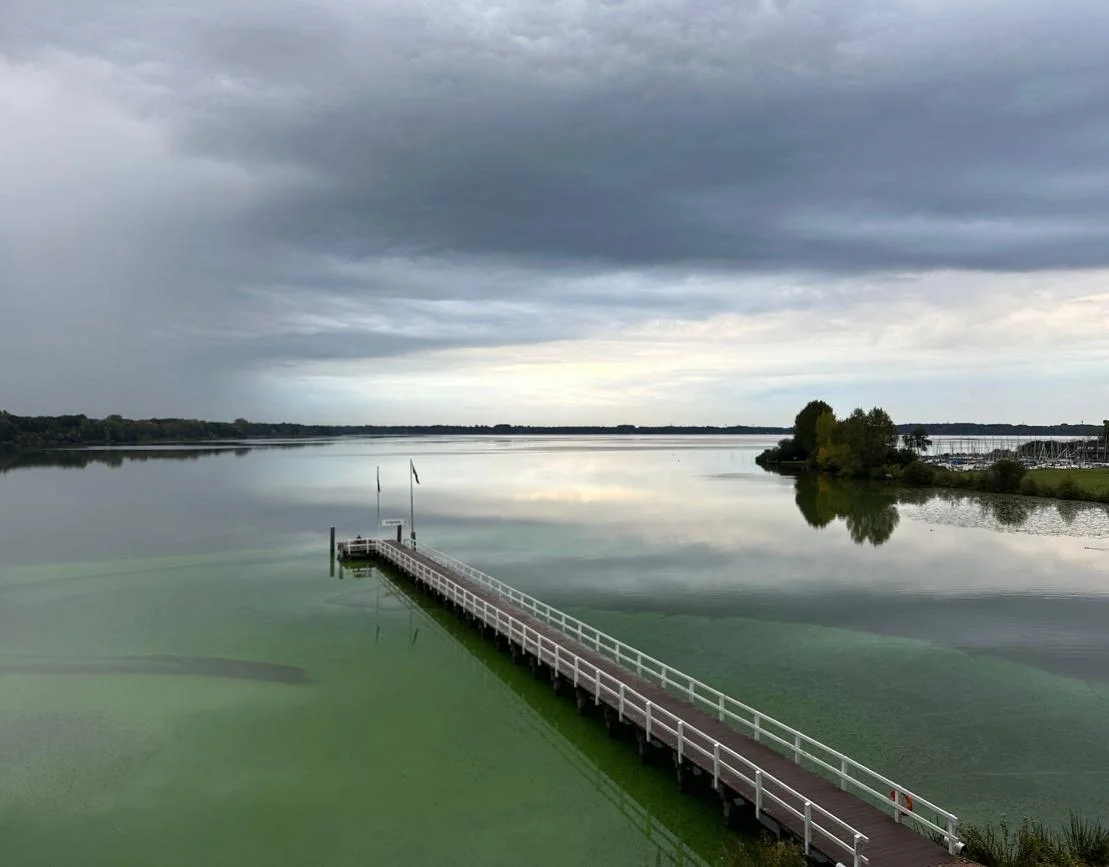 Blick vom Steg in Eyhausen über das Wasser, rechts im Bild der Yachthafen Bünting