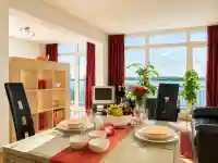 Wohnzimmer Ferienwohnung 106 – Essbereich am Tag