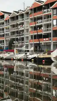 Segelboote im Hafen direkt vor der Wohnanlage
