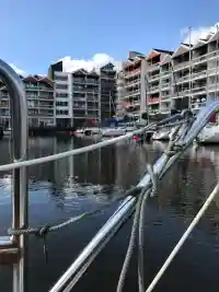 Blick aus dem Hafen auf die Wohnanlage