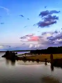 Abendstimmung mit pinken Wolken über dem See und der Hafenanlage