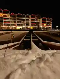 Der teilweise abgebaute Hafen im Winter (ohne Holzstege) unter nächtlichem Himmel