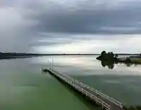 Blick vom Steg in Eyhausen über das Wasser, rechts im Bild der Yachthafen Bünting