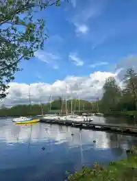 Blick auf den Hafen von Eyhausen direkt neben der Wohnanlage